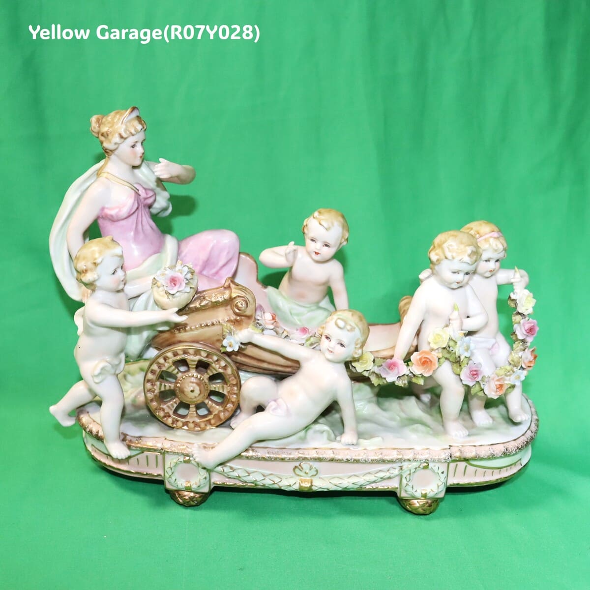 永遠の愛と優美の象徴
花車を引く天使たちが奏でるロマンチックな情景正面