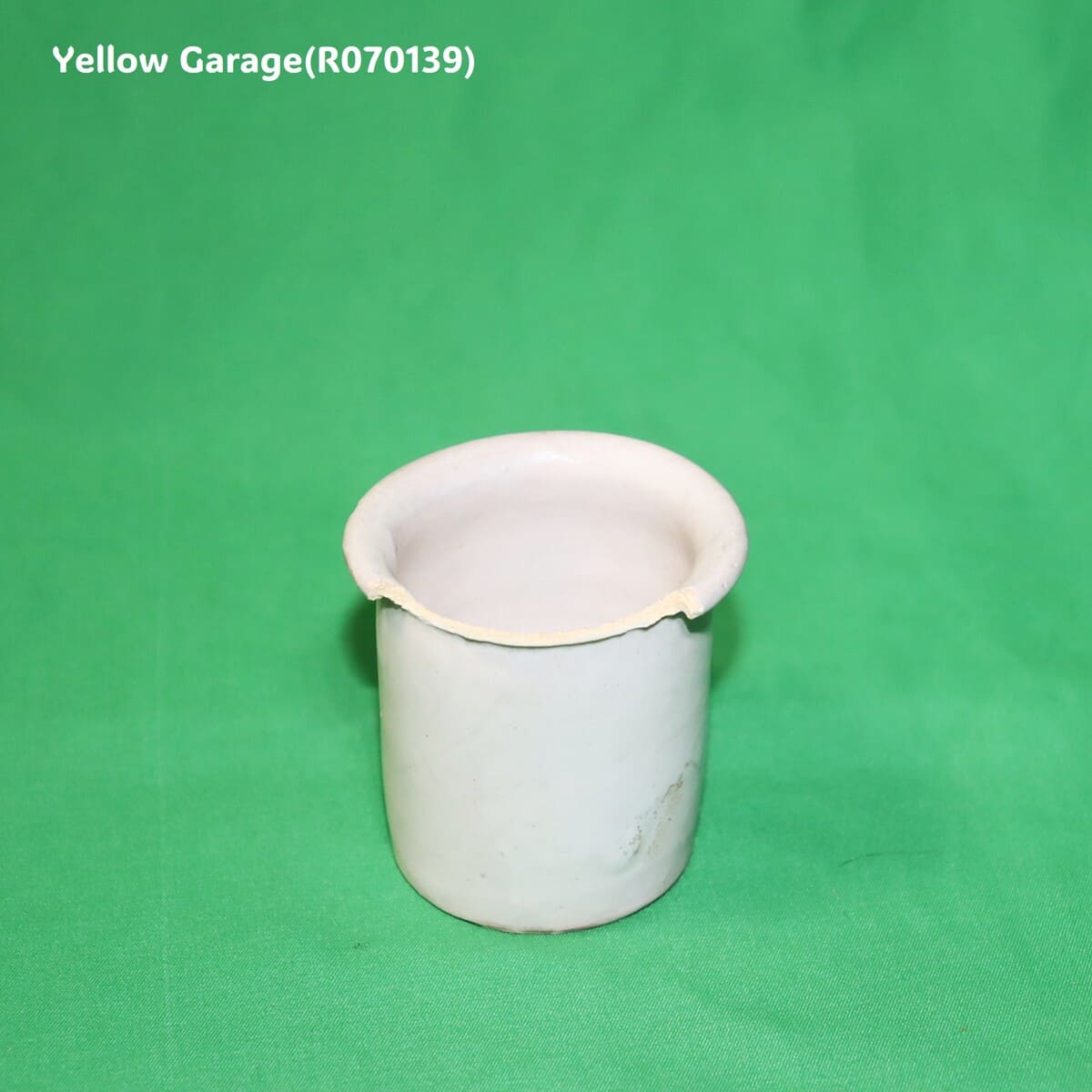 白釉の小さなアンティーク陶器ポット_正面傷