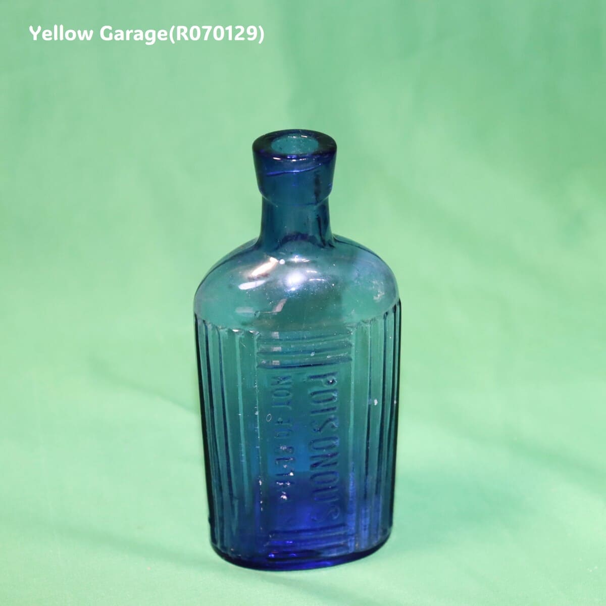 「毒薬（POISONOUS）」を示すアンティークの薬瓶＿正面