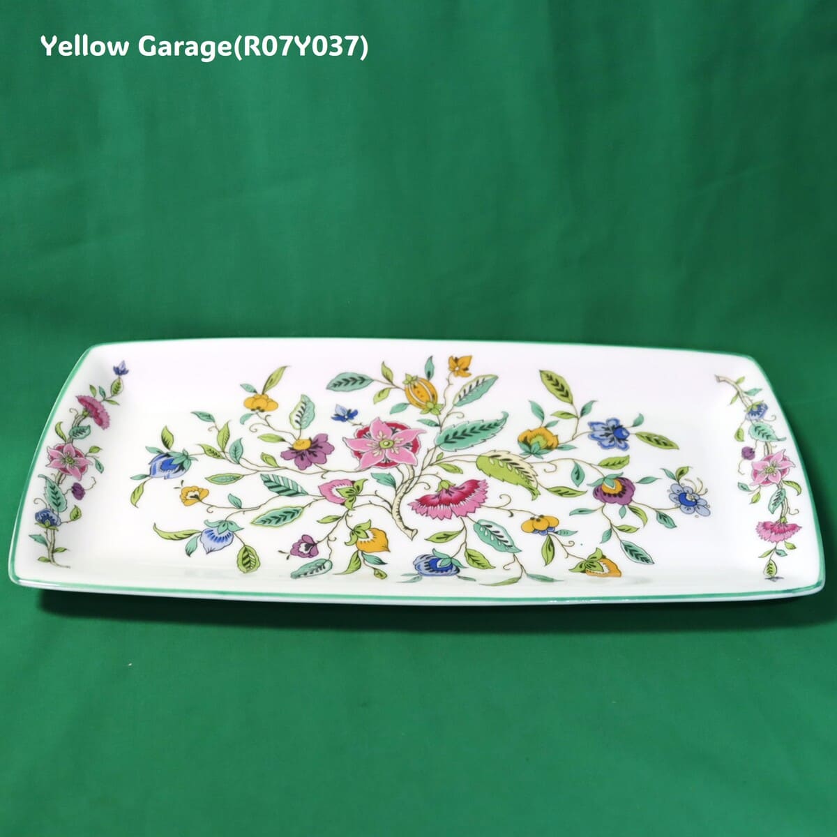 英国磁器の名門“MINTON”が誇るクラシック・シリーズ「Haddon Hall」
優美なフローラルモチーフをまとった希少プレート正面