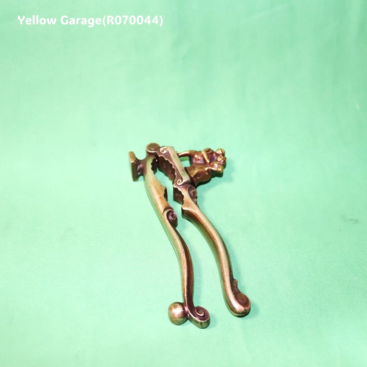 アンティーク 真鍮製ナッツクラッカー／抱擁する男女モチーフ