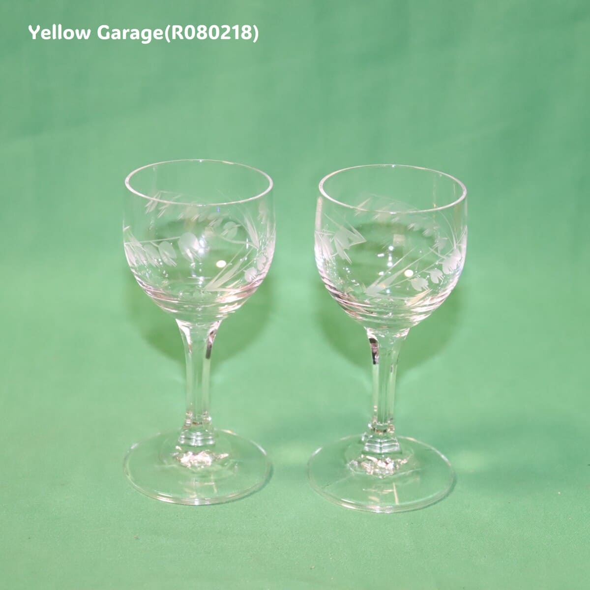 繊細なスズランと葉の文様がエッチングで施された脚付きの小さなグラス2客セット＿全体