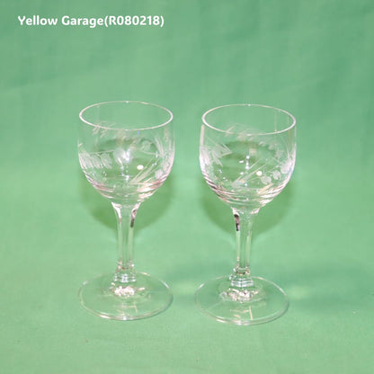 繊細なスズランと葉の文様がエッチングで施された脚付きの小さなグラス2客セット＿全体