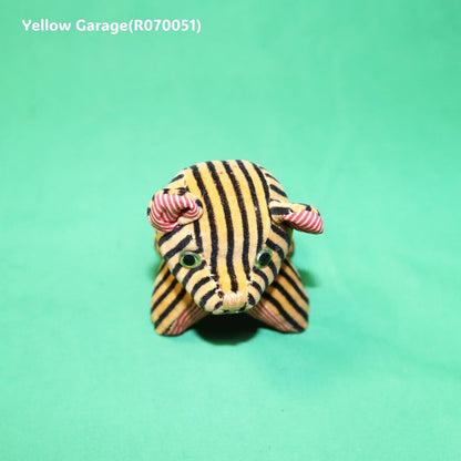 ビロード調の布（ベルベット生地）に縞模様プリント、耳と手足の裏に赤白ストライプ生地のぬいぐるみ頭