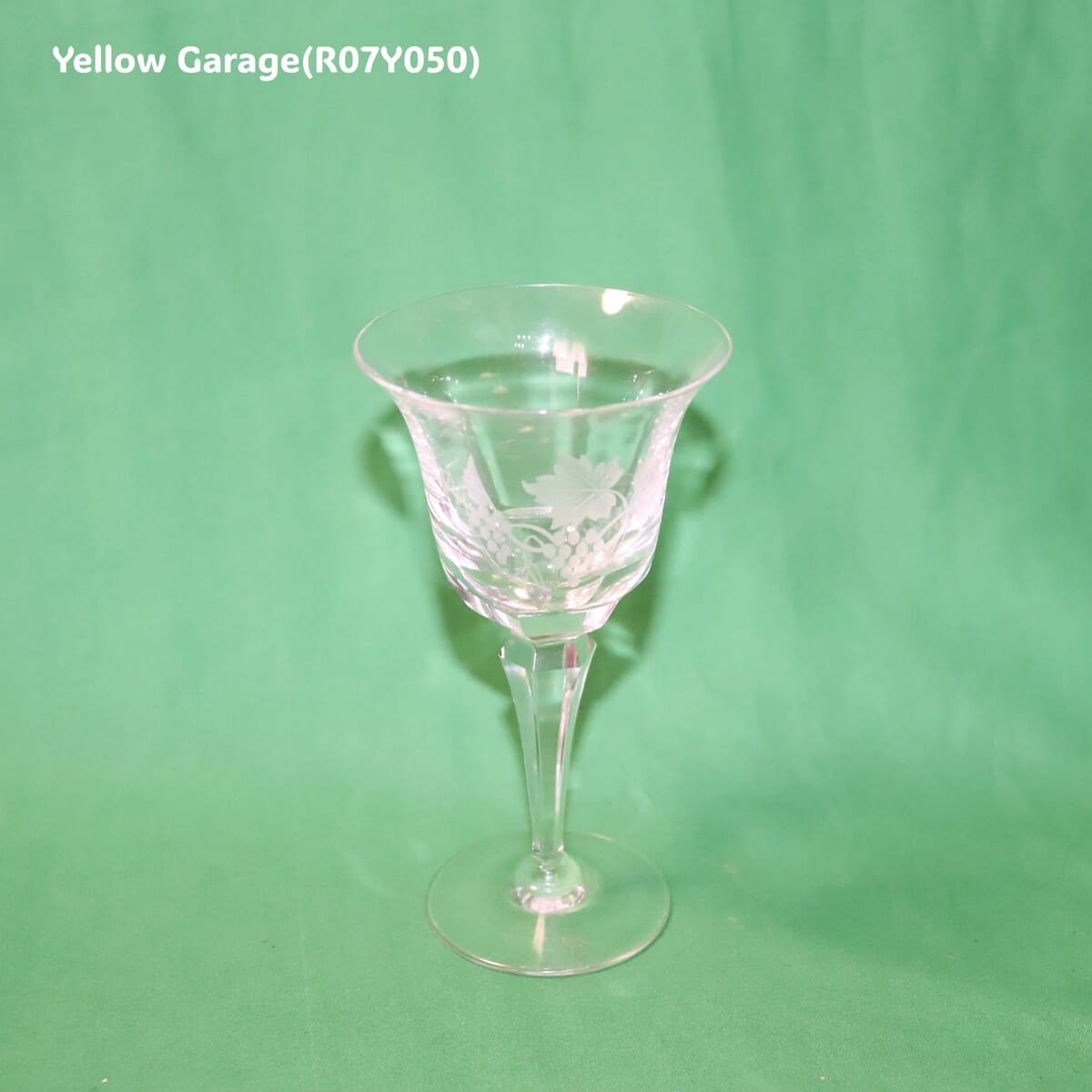 繊細な葡萄文様が浮かび上がる、優美なステムグラス
静かな食卓を彩る一品です正面