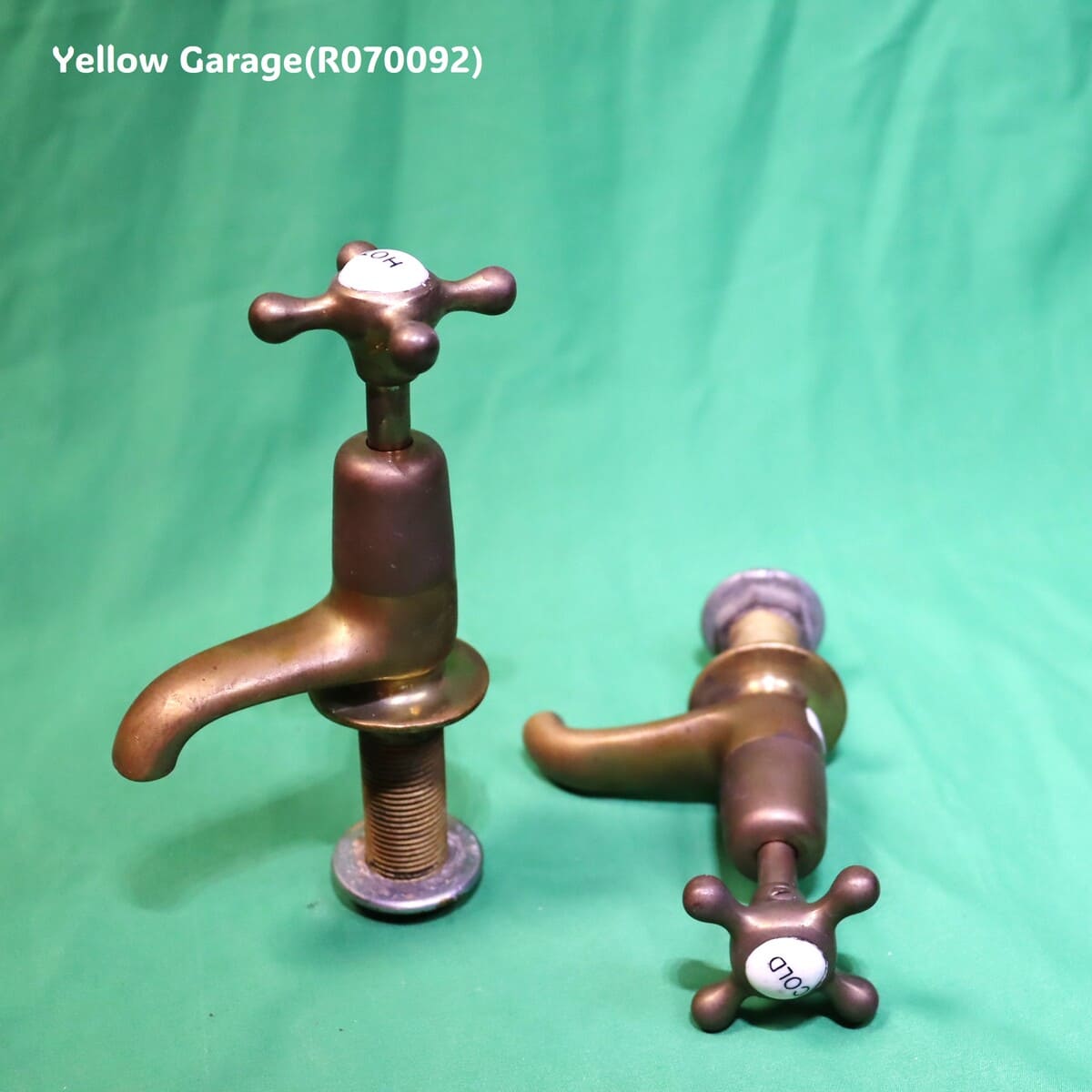 ヴィクトリアンスタイル 真鍮製アンティーク蛇口（HOT & COLD ペア）　正面