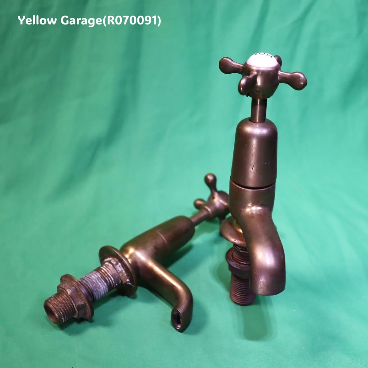 アンティーク真鍮製蛇口セット（HOTラベル付き・2本組）｜イギリス製推定　正面