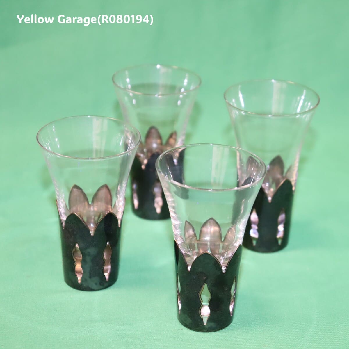 透明感のあるガラスにシルバー調の袴（はかま）を合わせた趣深いアンティークグラス4個セット_セット