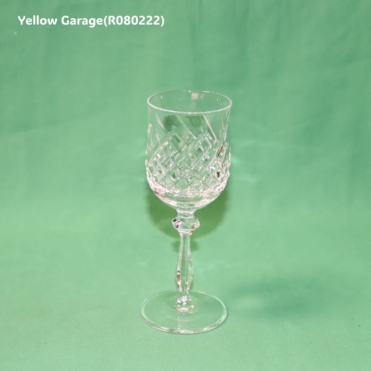 美しいカットが施されたアンティークのクリスタルワイングラス＿全体