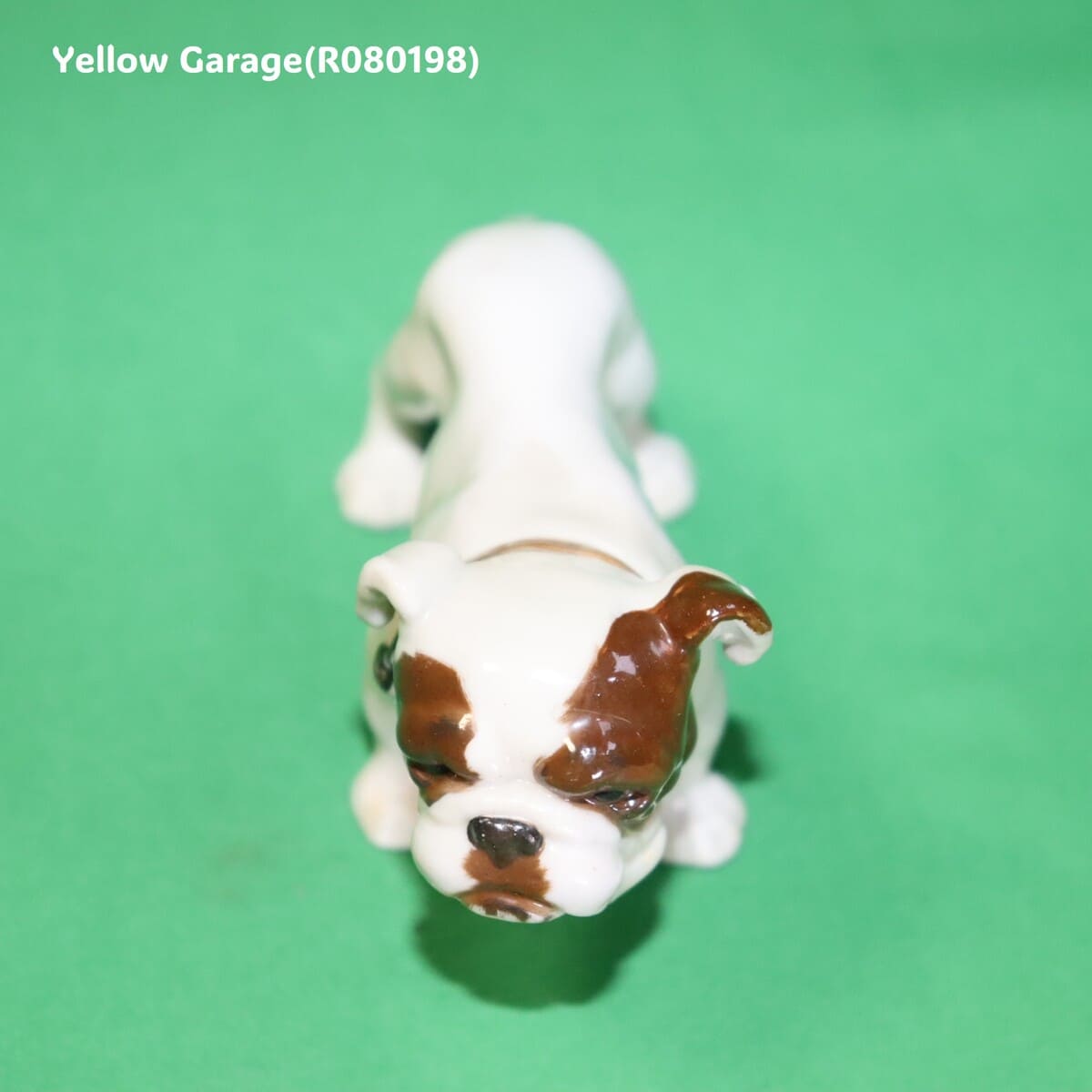 精緻な手仕事で仕上げられた陶器製ブルドッグのアンティークフィギュリン_正面