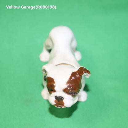 精緻な手仕事で仕上げられた陶器製ブルドッグのアンティークフィギュリン_正面