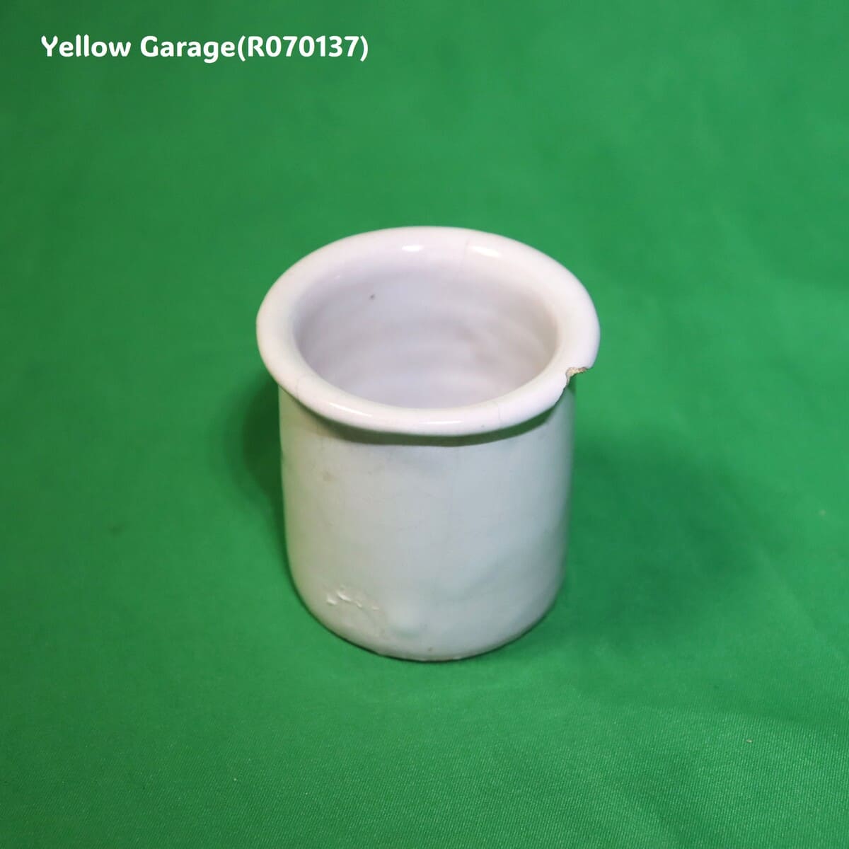 少量の薬品や軟膏の調合液体の計量に使われていたビーカー型の陶器容器‗正面