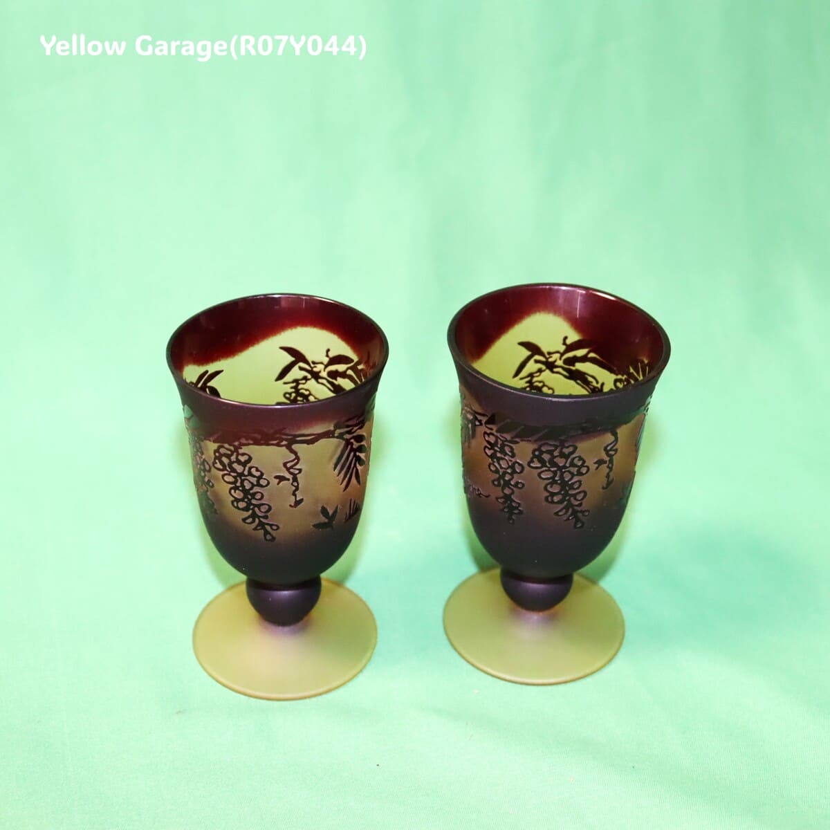 すりガラスに浮かぶ植物文様
小さなグラスに込められた優雅な時間正面