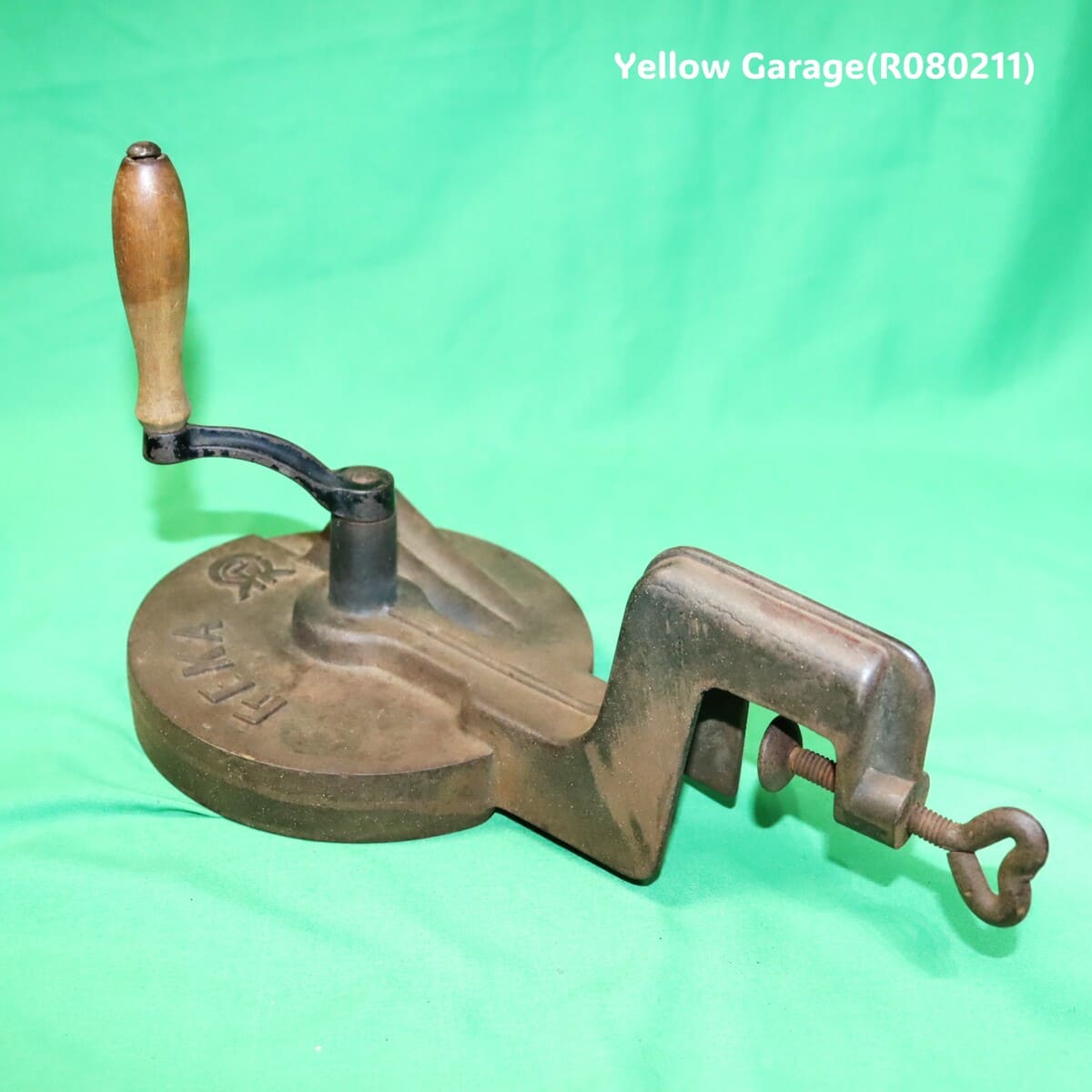 鋳鉄製の重厚な本体に手廻しハンドルとテーブル固定用クランプを備えたアンティークのグリーンビーンカッター（野菜裁断機）＿全体左上