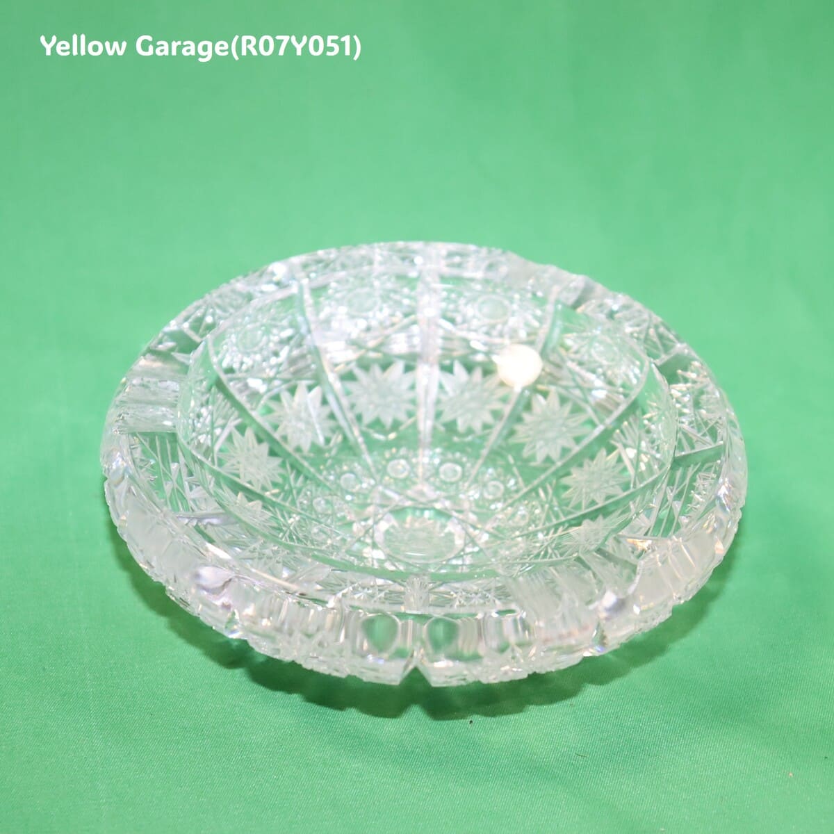 輝きと重厚感を手元に
昭和レトロな一品で空間に品格を正面