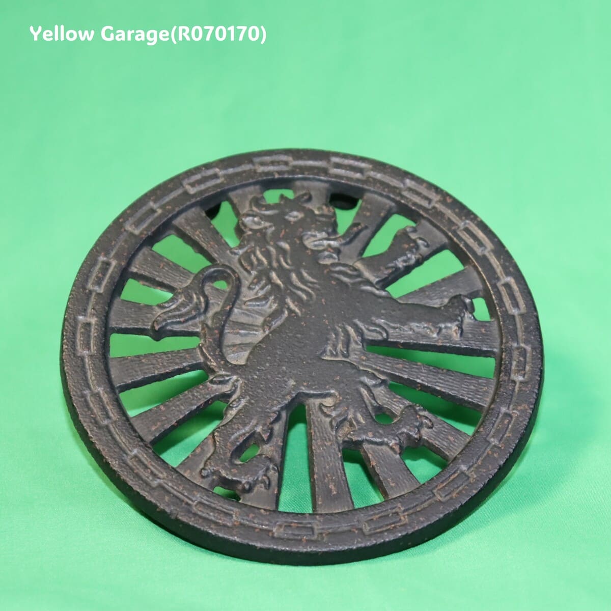 19世紀末から20世紀初頭のヨーロッパで使用されていたと考えられる鋳鉄製の暖炉アクセサリー＿正面