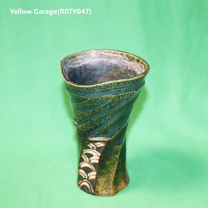 伝統の美濃織部に、現代造形の息吹を
ねじりのフォルムが生む陰影と、深緑の釉が響き合う
棚橋淳の手仕事正面