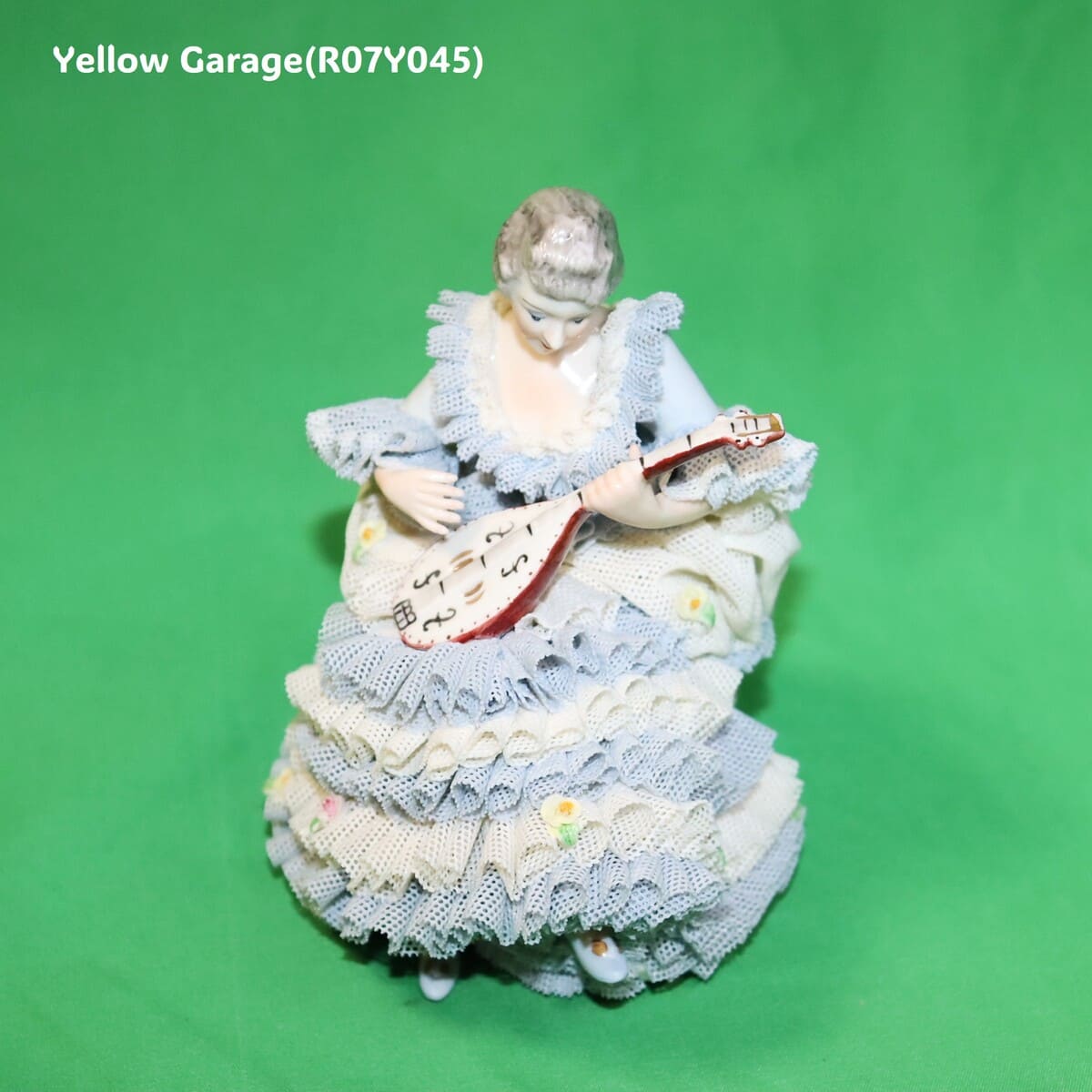 優雅なレースと繊細な造形美が映えるドイツ製アンティーク人形
時を超えて愛される、クラシカルな“Gina”モデル正面