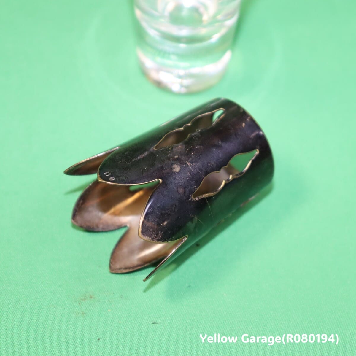 透明感のあるガラスにシルバー調の袴（はかま）を合わせた趣深いアンティークグラス4個セット_袴アップ