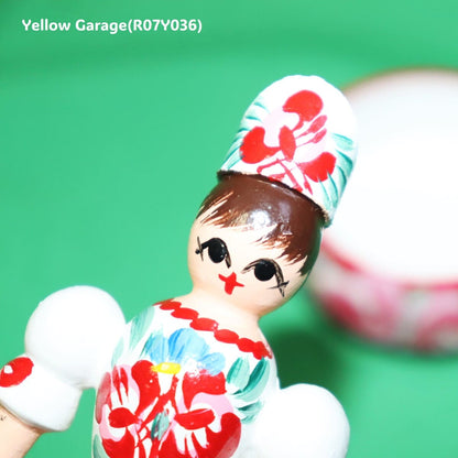 手のひらサイズの可憐なハンガリー娘が、小物入れに変身
鮮やかな彩色が魅力の一点物！正面