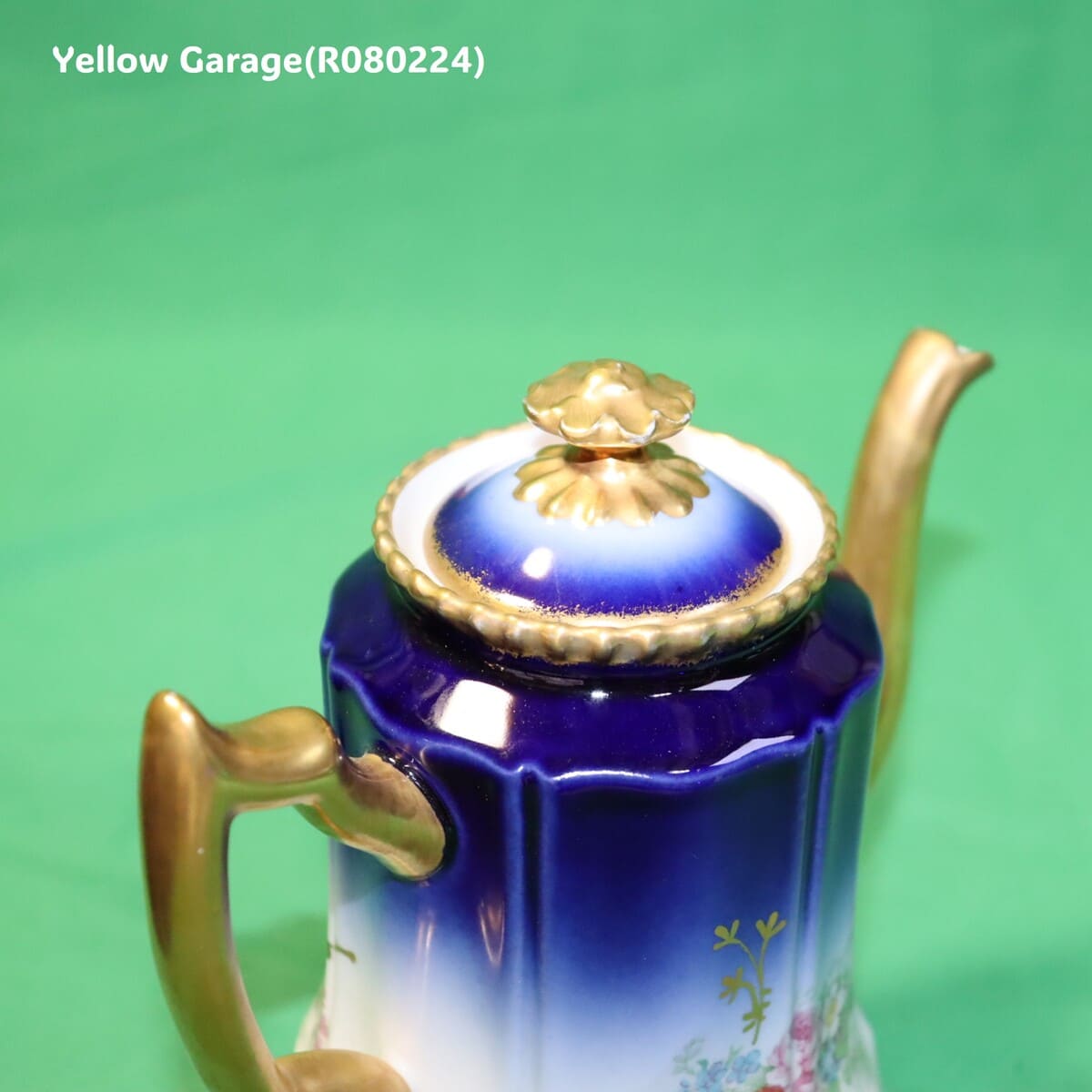 19世紀末〜20世紀初頭に製造されたフランス・リモージュのアンティークティーセット_ポット上アップ口右奥