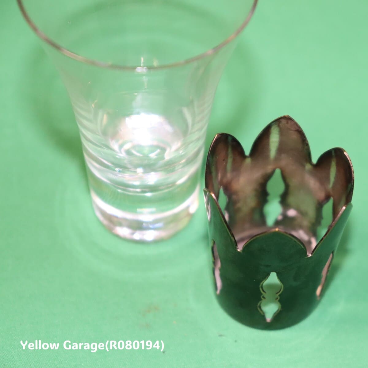 透明感のあるガラスにシルバー調の袴（はかま）を合わせた趣深いアンティークグラス4個セット_アップ立っている