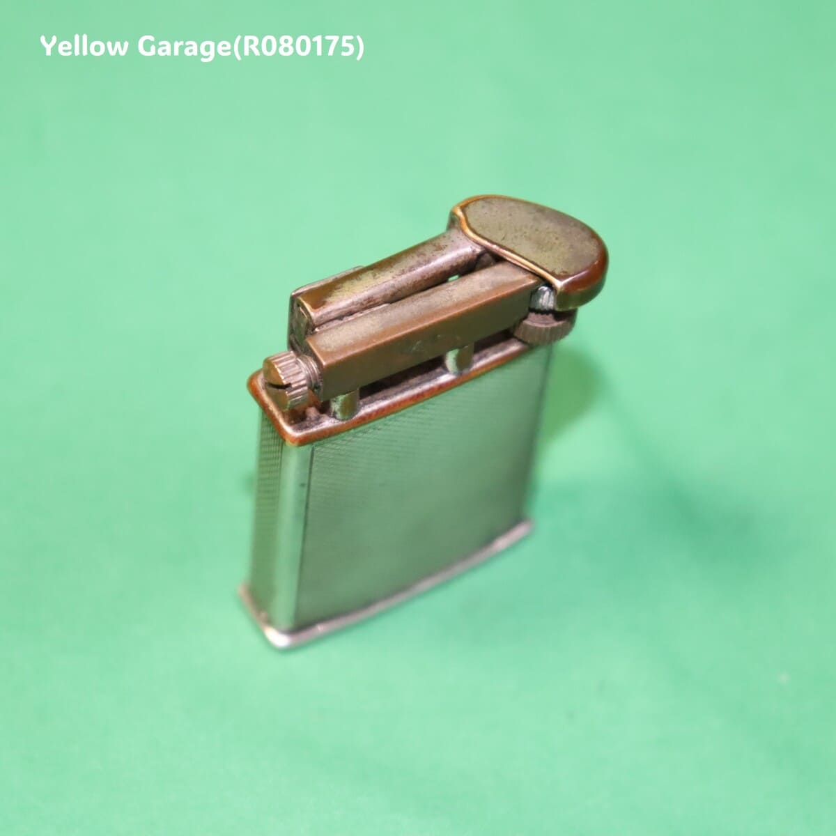 イギリス製のビンテージオイルライター＿あたま上