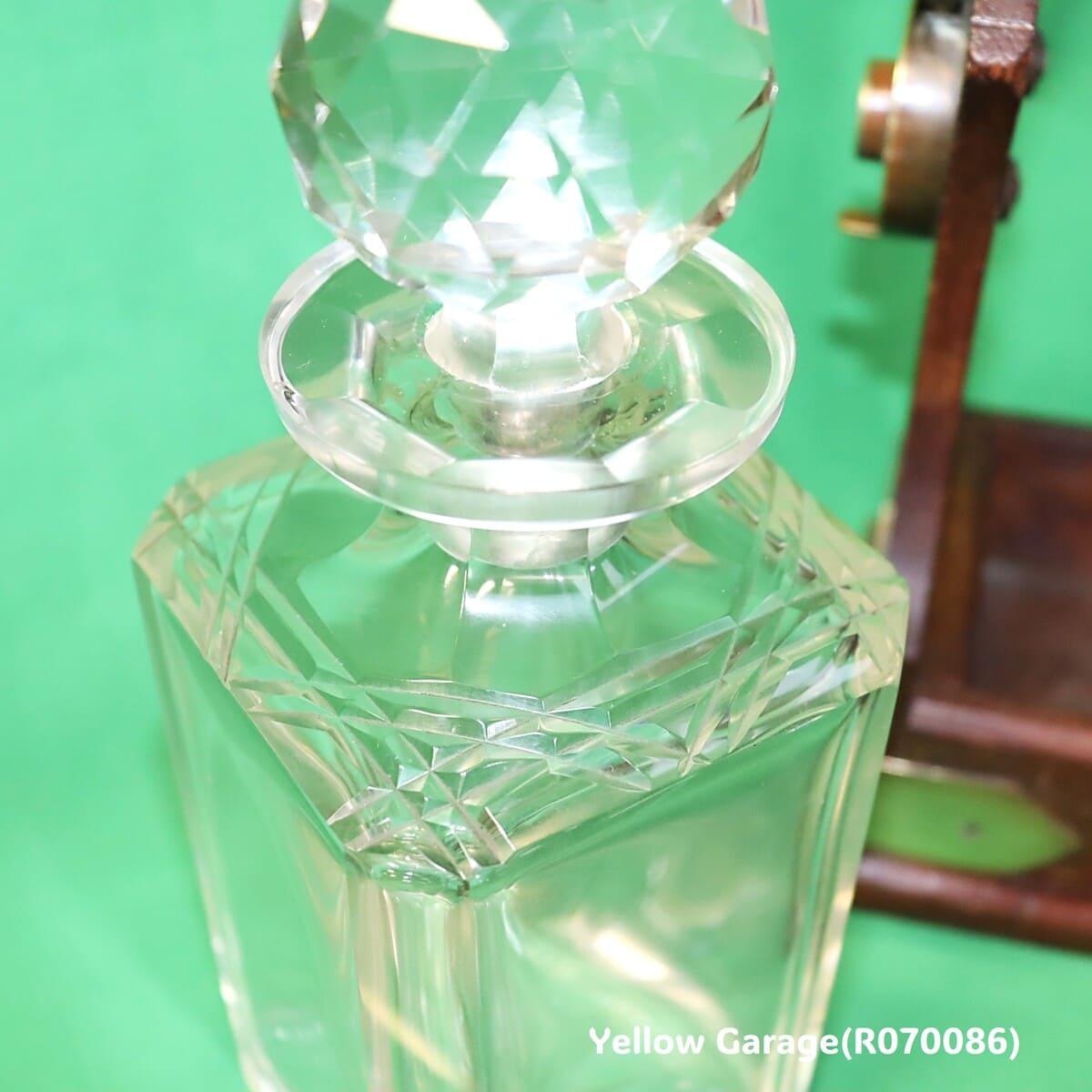 ロック付きアンティークデキャンタ・キャディ・グラス中間