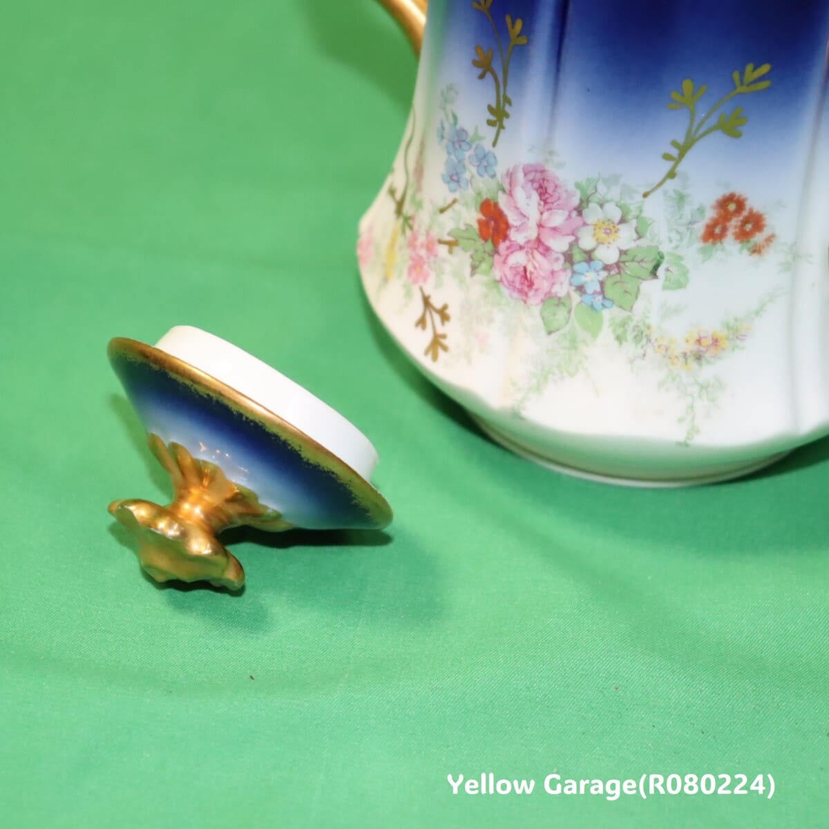 19世紀末〜20世紀初頭に製造されたフランス・リモージュのアンティークティーセット_ポット蓋アップころがる