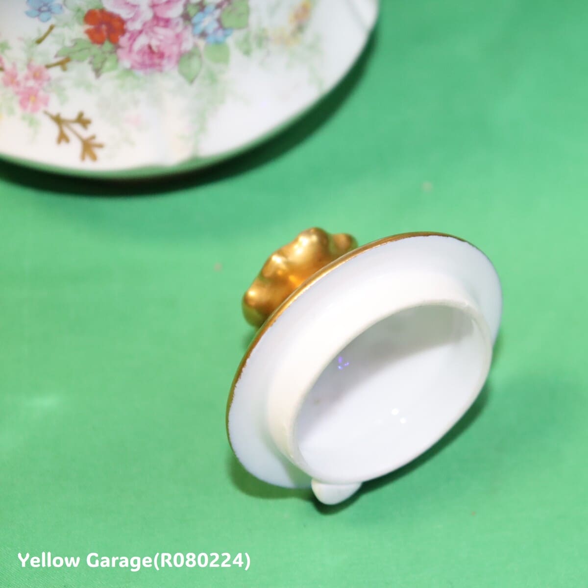 19世紀末〜20世紀初頭に製造されたフランス・リモージュのアンティークティーセット_ポット蓋超アップころがる