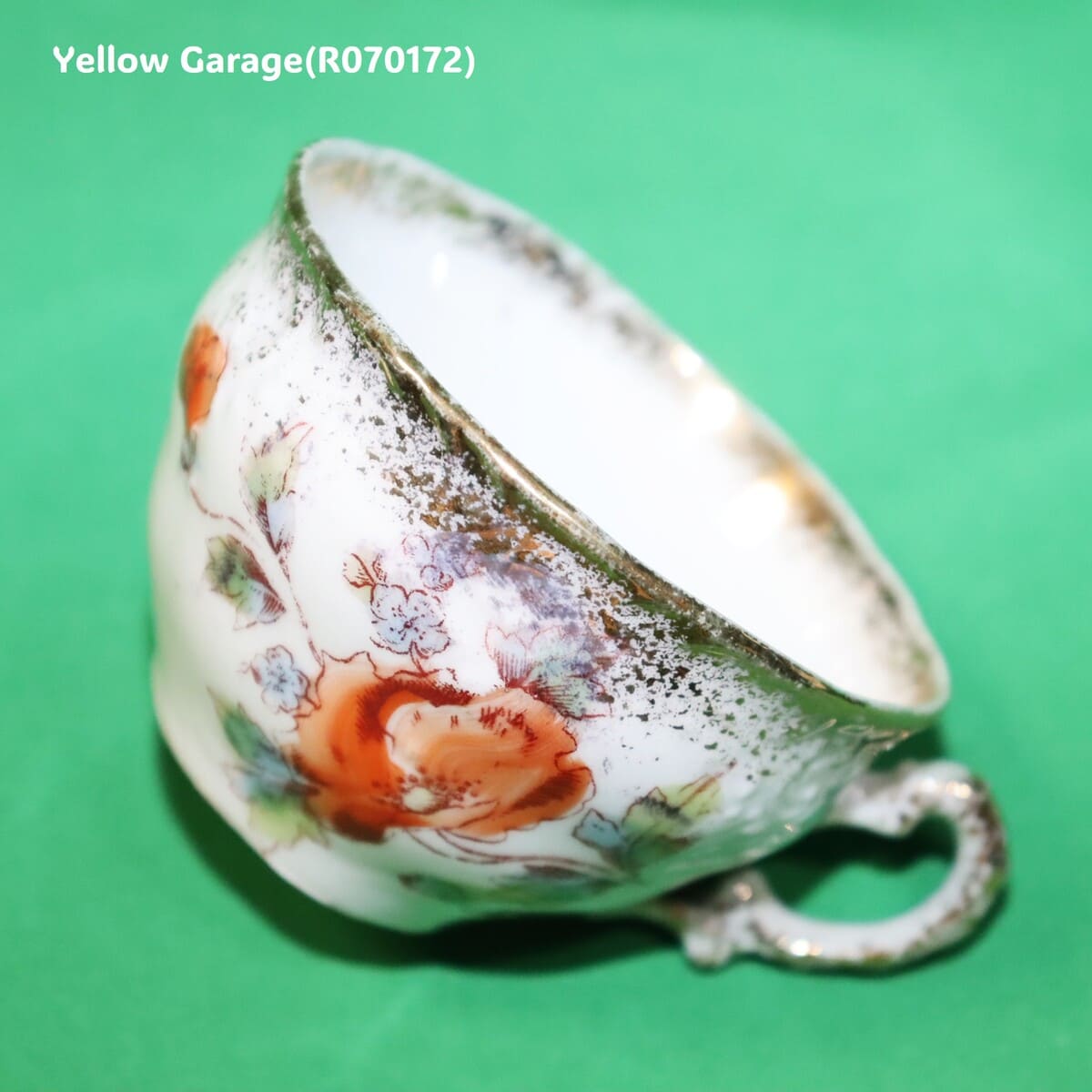 小振りなサイズが特徴のアンティーク・ティーセット＿カップ1アップ