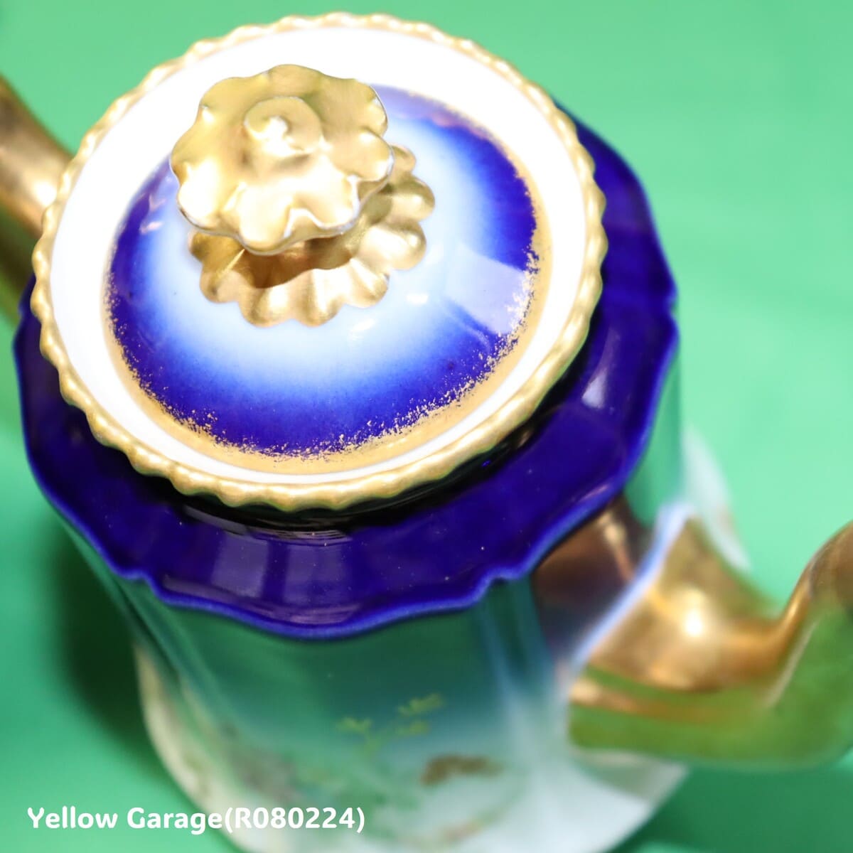 19世紀末〜20世紀初頭に製造されたフランス・リモージュのアンティークティーセット_ポット上からのアップ