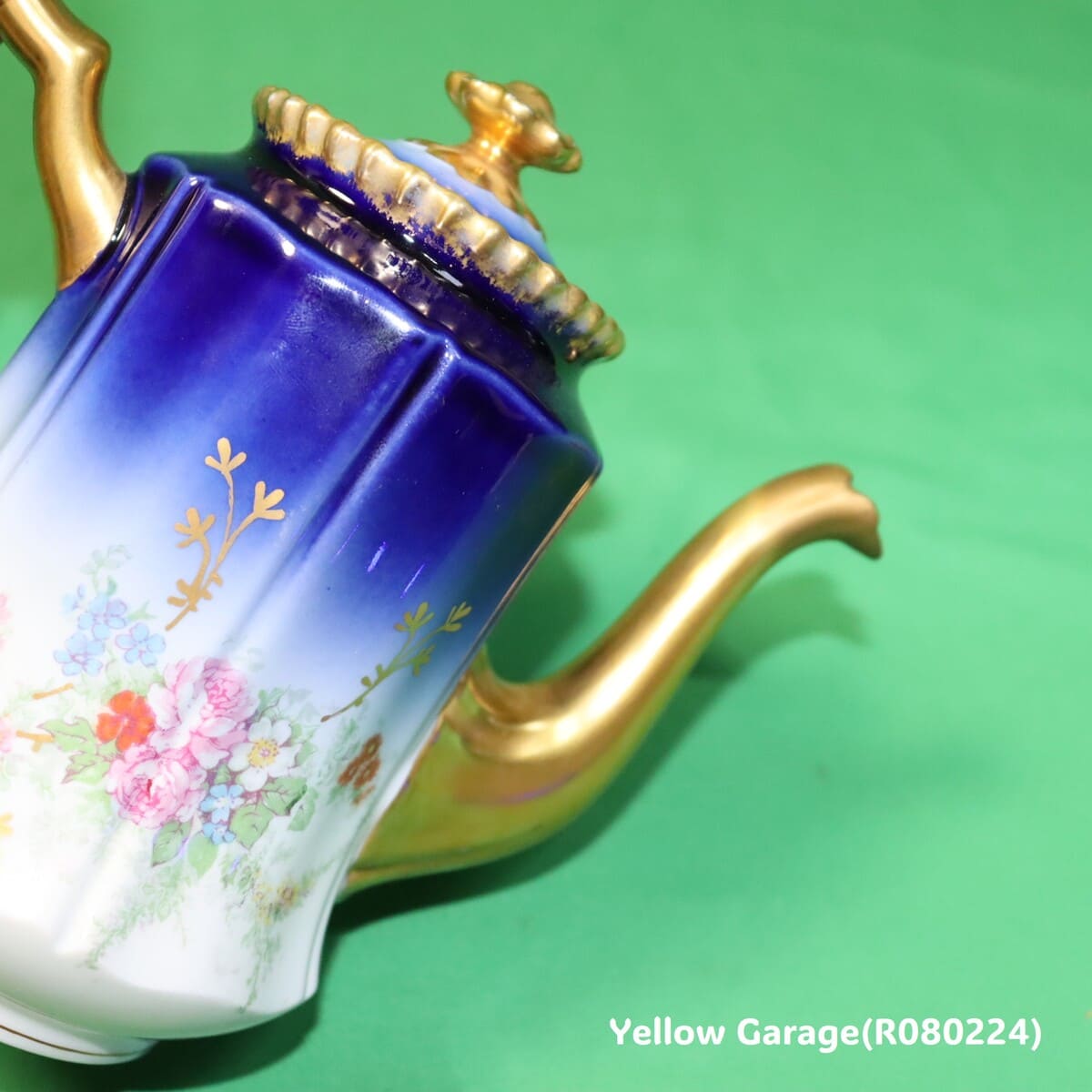 19世紀末〜20世紀初頭に製造されたフランス・リモージュのアンティークティーセット_ポット斜め