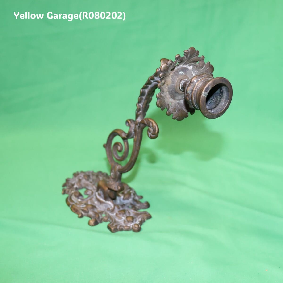 19世紀末から20世紀初頭にかけてヨーロッパ（おそらくフランスまたはイギリス）で製造されたと考えられるキャンドルスタンド＿全体右下