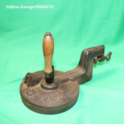 鋳鉄製の重厚な本体に手廻しハンドルとテーブル固定用クランプを備えたアンティークのグリーンビーンカッター（野菜裁断機）＿全体左下