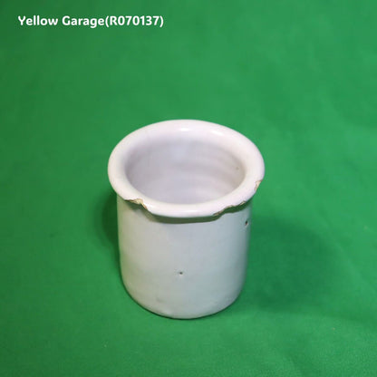 少量の薬品や軟膏の調合液体の計量に使われていたビーカー型の陶器容器‗正面傷