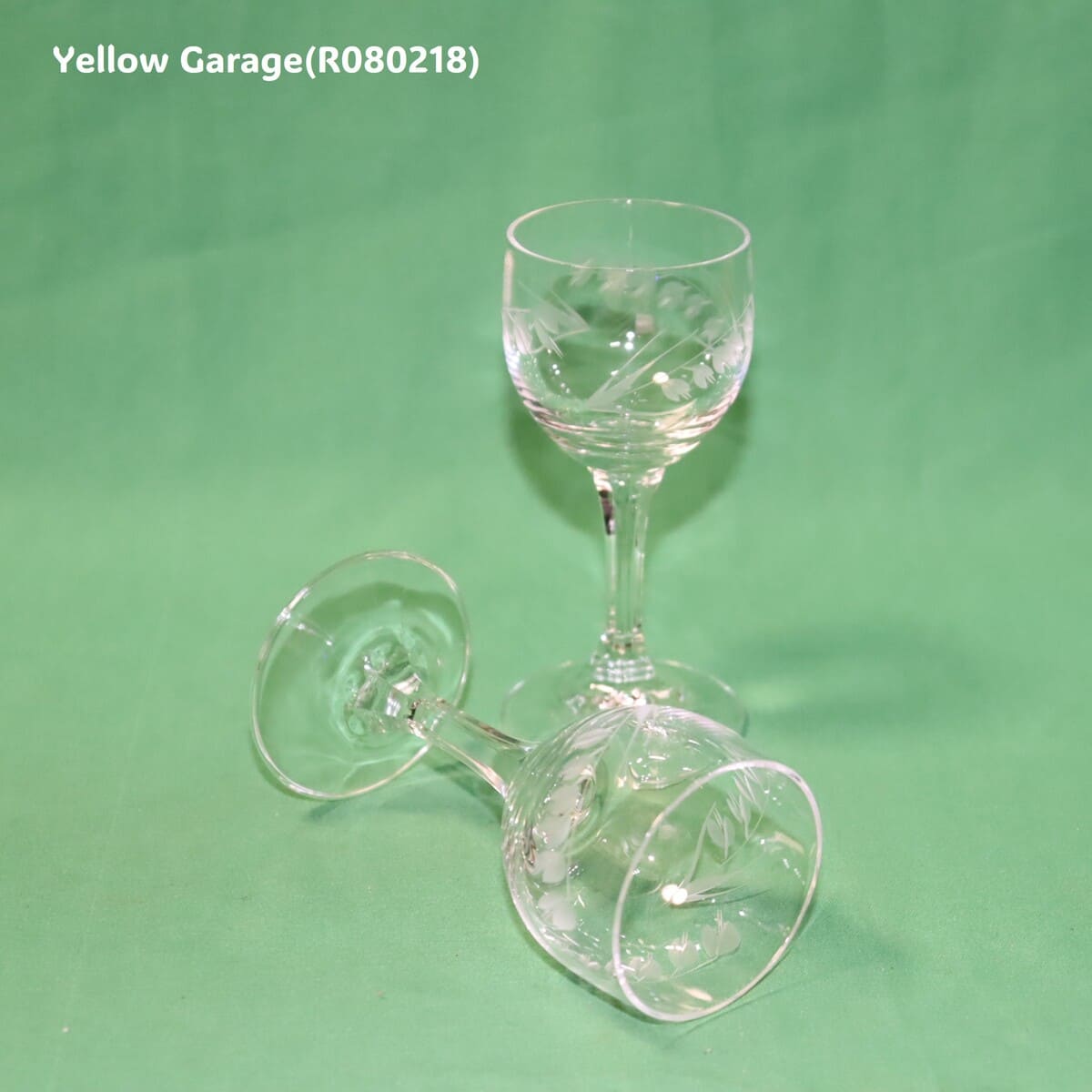 繊細なスズランと葉の文様がエッチングで施された脚付きの小さなグラス2客セット＿一個横