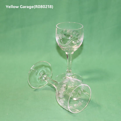 繊細なスズランと葉の文様がエッチングで施された脚付きの小さなグラス2客セット＿一個横