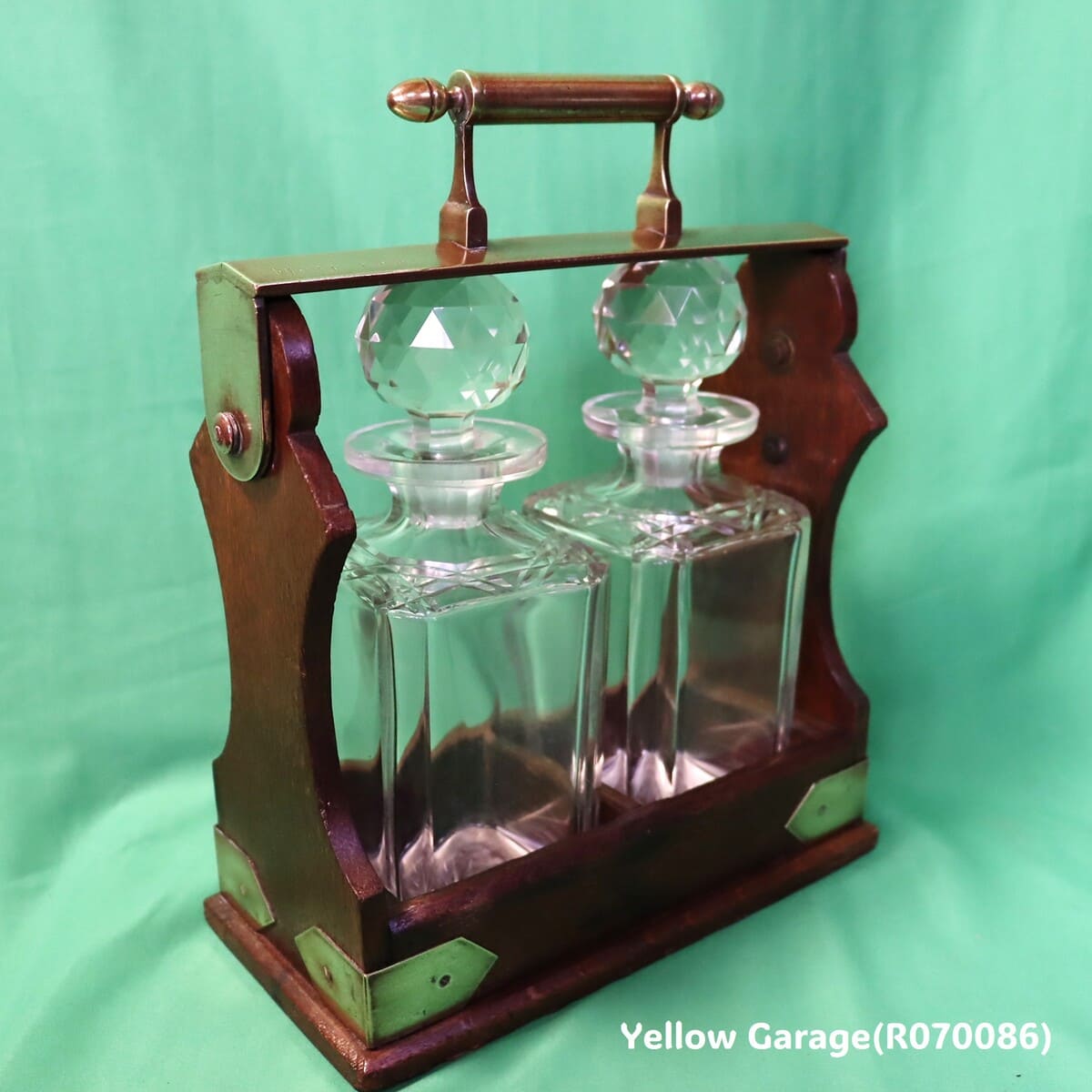 【H.J. Linton製】ロック付きアンティークデキャンタ・キャディ＿斜め