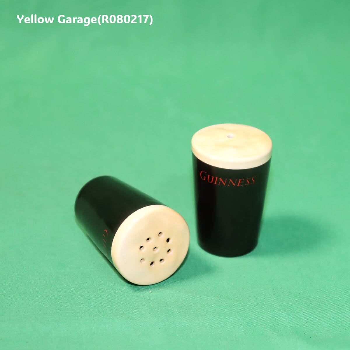 アイルランドを代表するスタウトビールGuinness。その象徴である「泡の乗ったパイントグラス」を忠実に再現したミニチュアの塩・コショウ入れ＿胡椒よこ