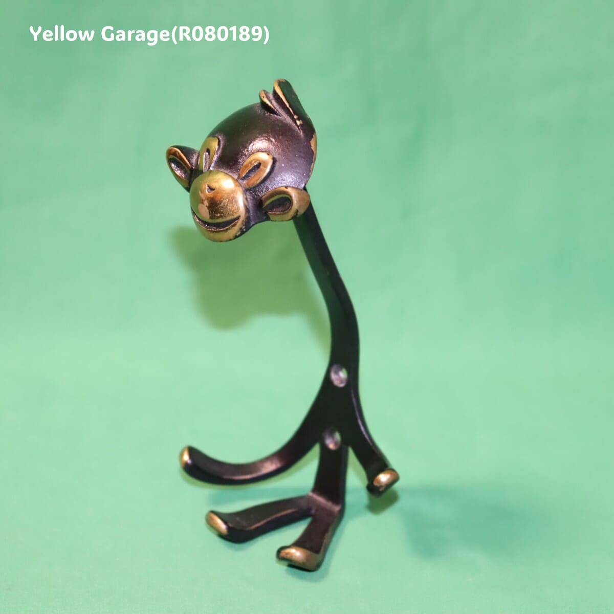 Walter Bosse（ウォルター・ボッセ）のヴィンテージ作品とされる猿をモチーフにした真鍮製のウォールフック（コートハンガー）＿左下