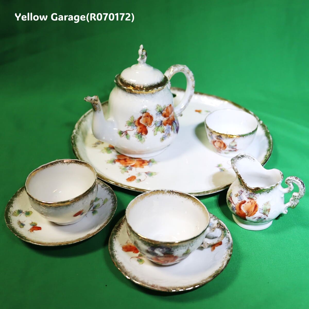 小振りなサイズが特徴のアンティーク・ティーセット＿トレイからおろす