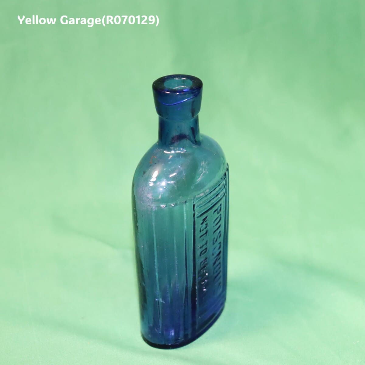 「毒薬（POISONOUS）」を示すアンティークの薬瓶＿斜め左上