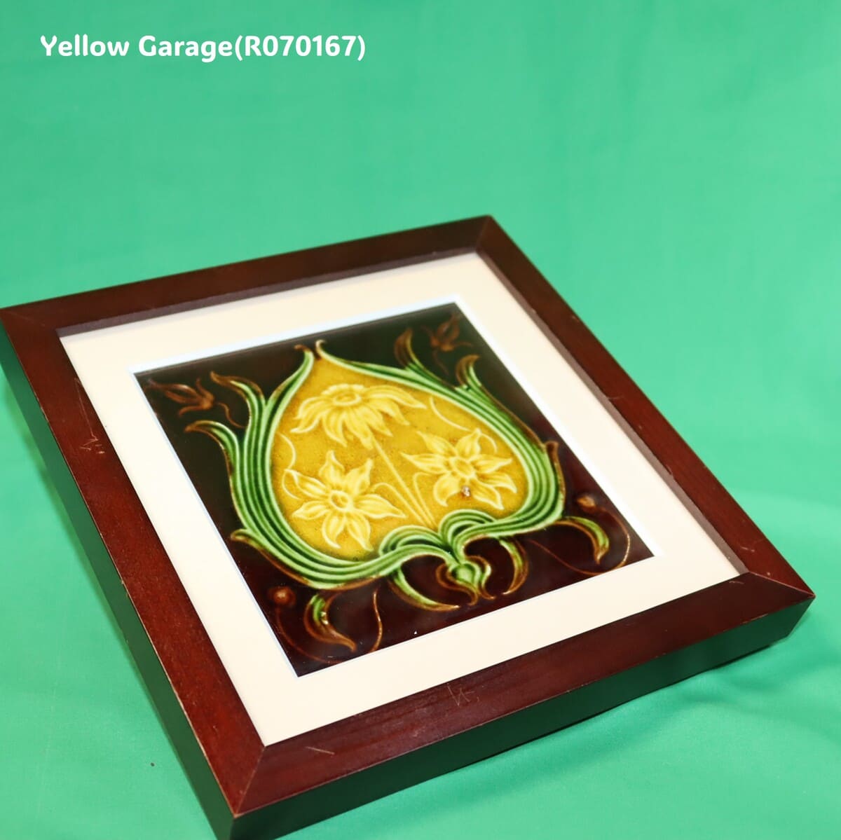 19世紀末から20世紀初頭にかけてヨーロッパで制作されたと考えられる装飾用の陶製タイル を後年に額装したアンティーク作品＿左下から