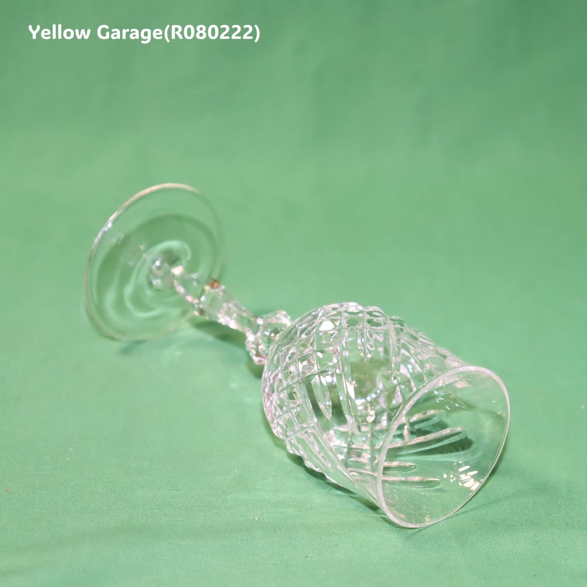 美しいカットが施されたアンティークのクリスタルワイングラス＿右下