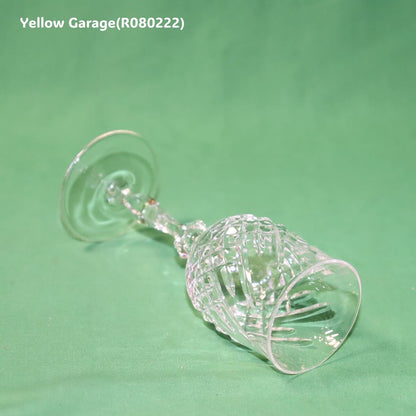 美しいカットが施されたアンティークのクリスタルワイングラス＿右下