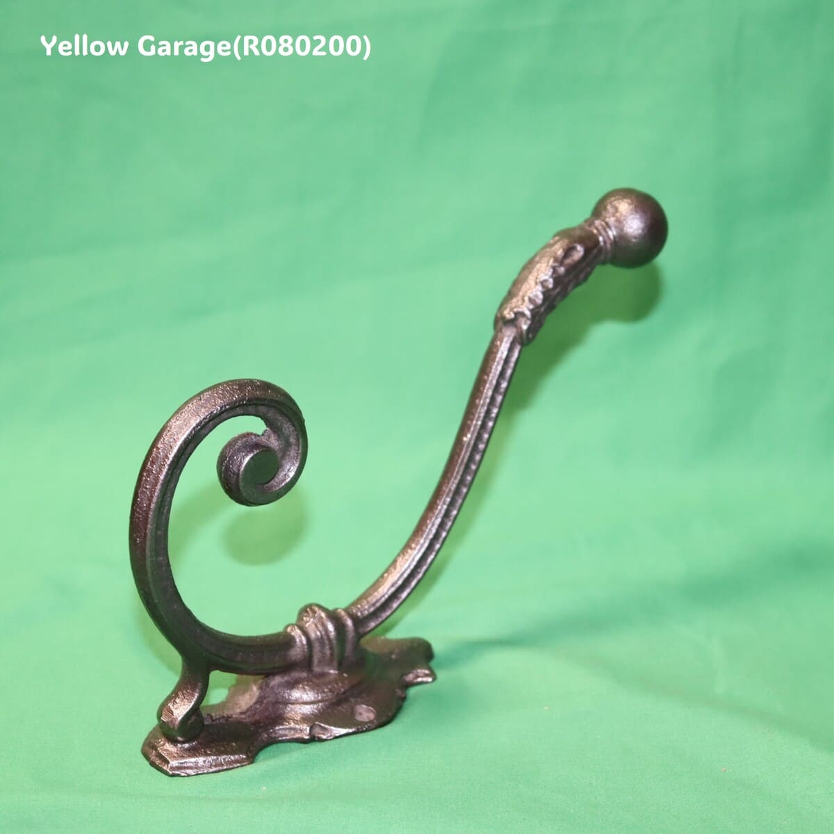 19世紀末から20世紀初頭にかけてヨーロッパの家庭玄関で実際に使われていたアンティークの壁付けフック_全体右上