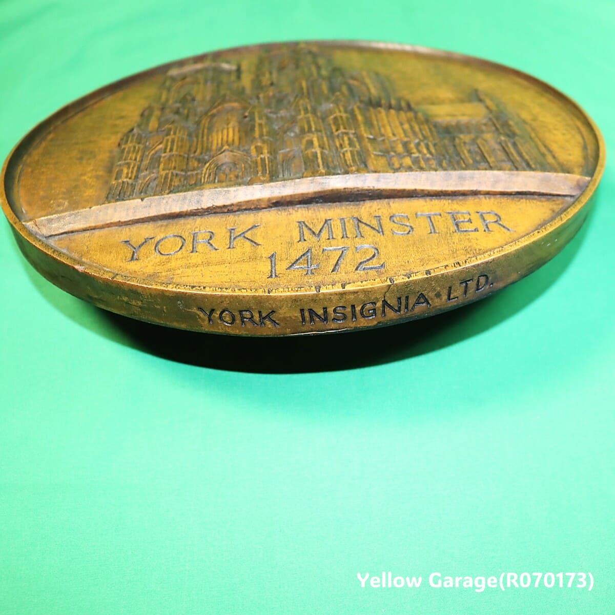 英国を代表するゴシック大聖堂ヨーク・ミンスター（York Minster） をモチーフに制作された木製・円形の壁掛け装飾パネル＿下から