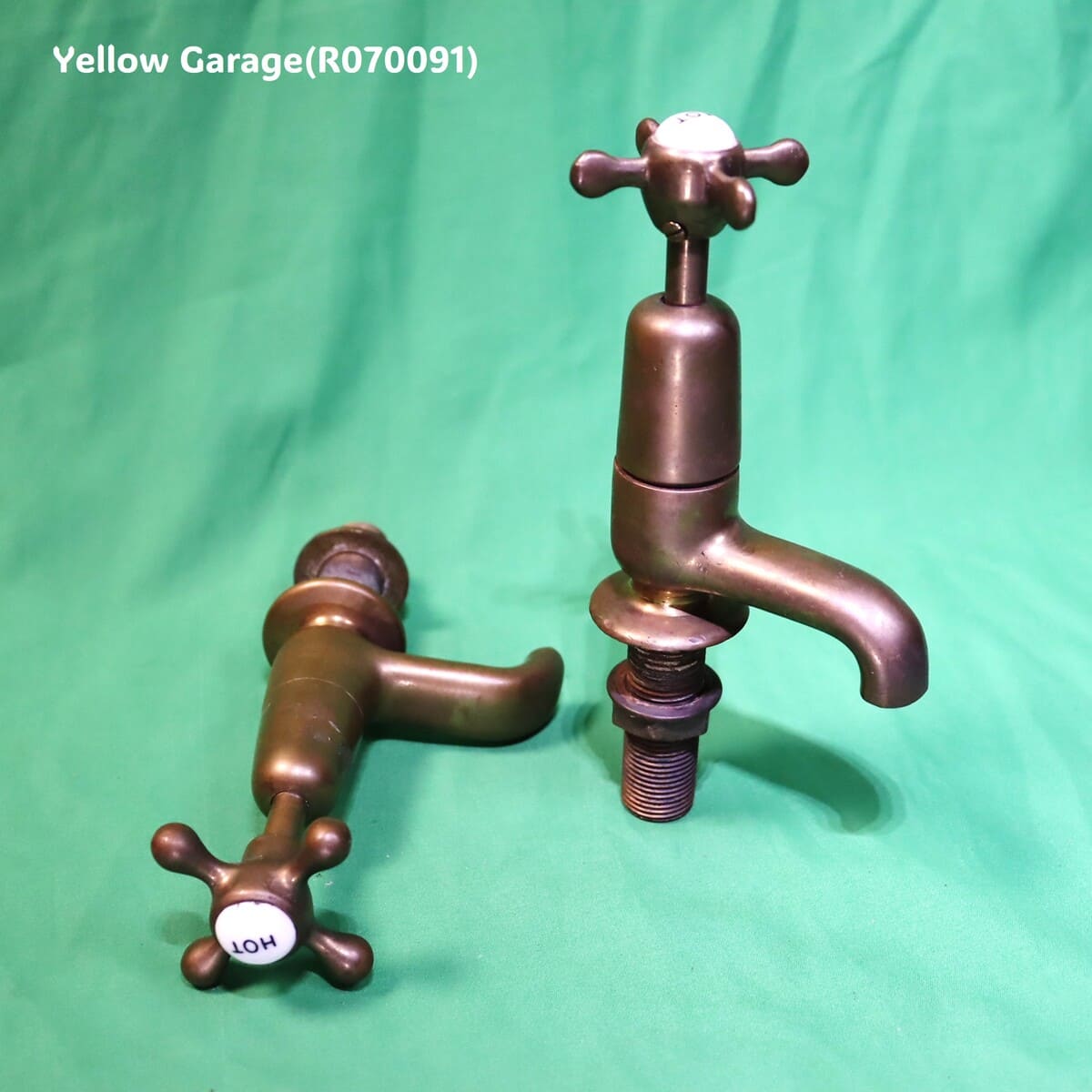 アンティーク真鍮製蛇口セット（HOTラベル付き・2本組）｜イギリス製推定　側面