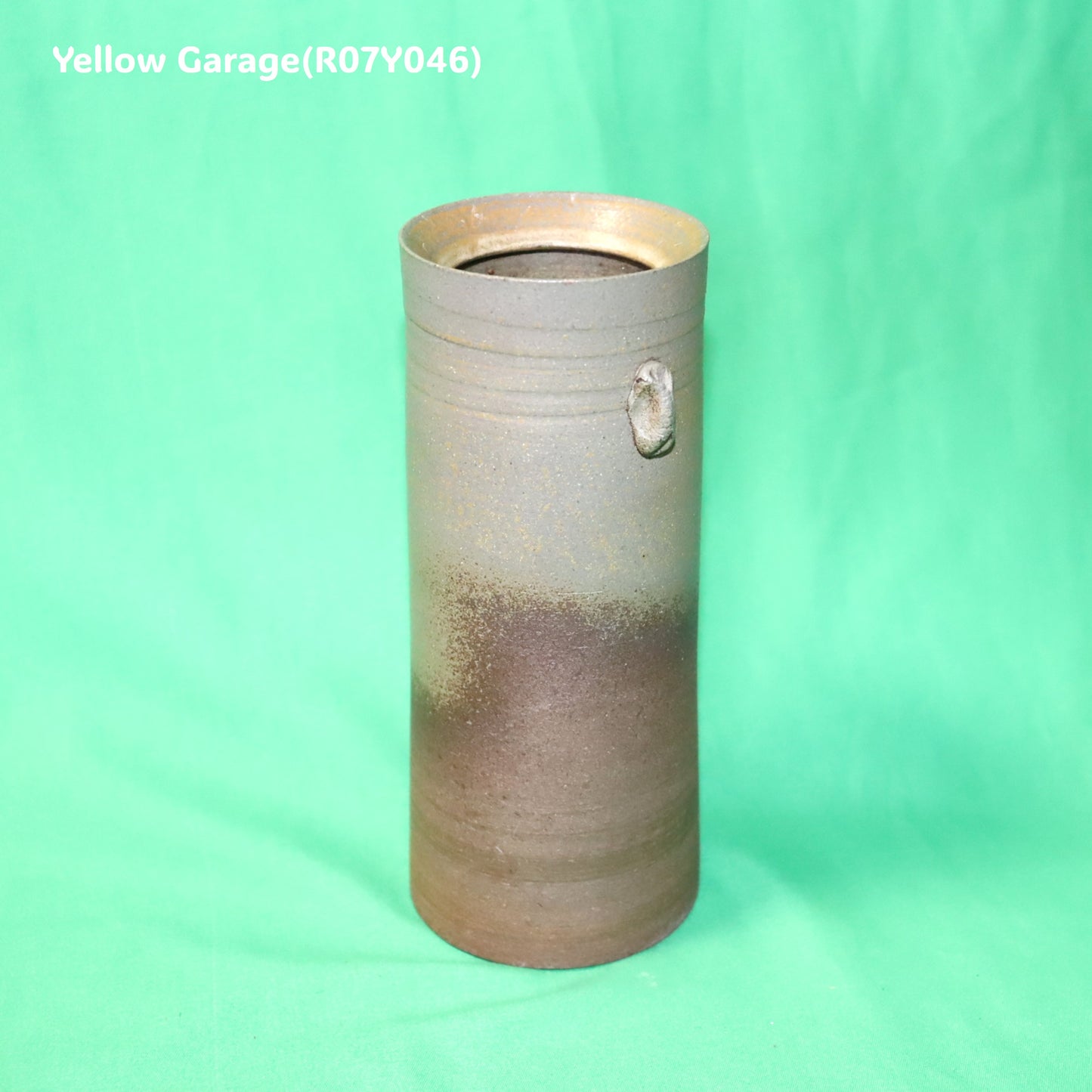 備前焼 花入れ（亀井勝 作 署名あり）高さ17cm